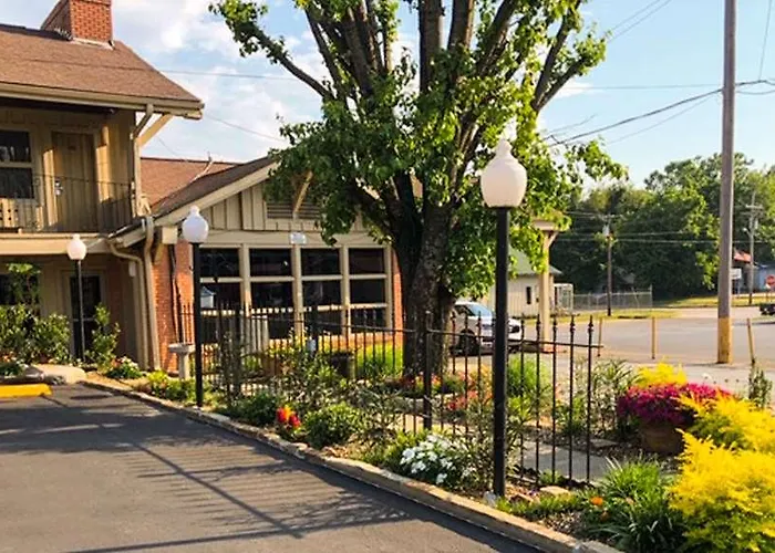 Charles Wesley Motor Lodge Downtown Broken Bow- Hochatown