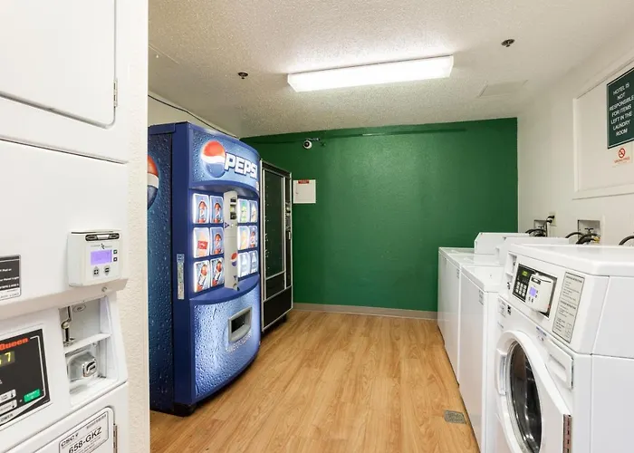 Hometowne Studios By Red Roof Detroit - Livonia