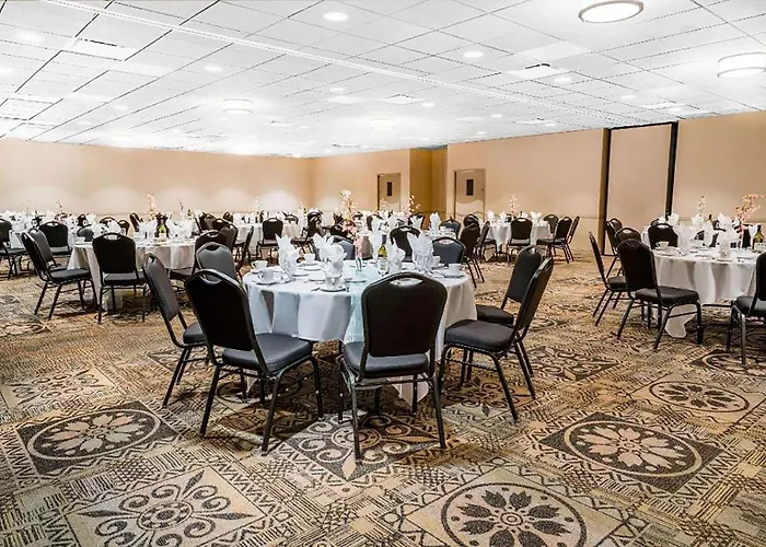 Norwood Inn & Suites La Crosse