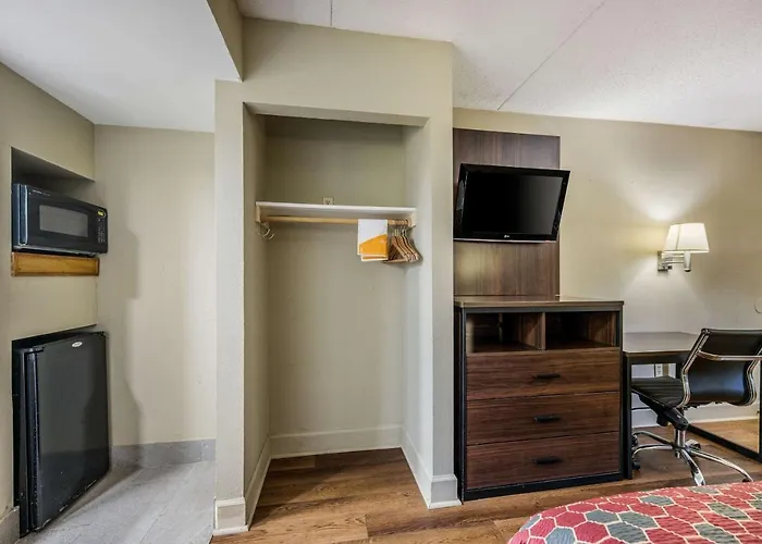 Econo Lodge Inn & Suites Huntsville University Area