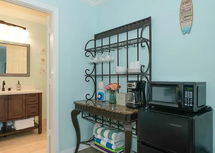 Heated Pool, Huge Tv, Waterfront Tiki Bar & Grill, Close To Beaches South Bradenton