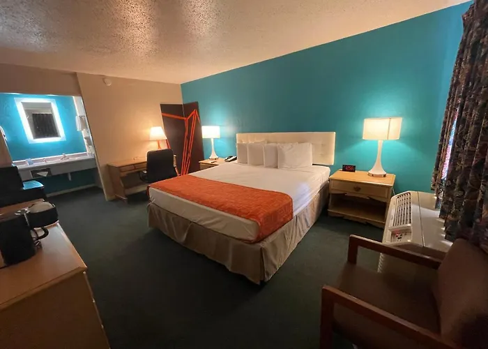 Howard Johnson By Wyndham Bakersfield