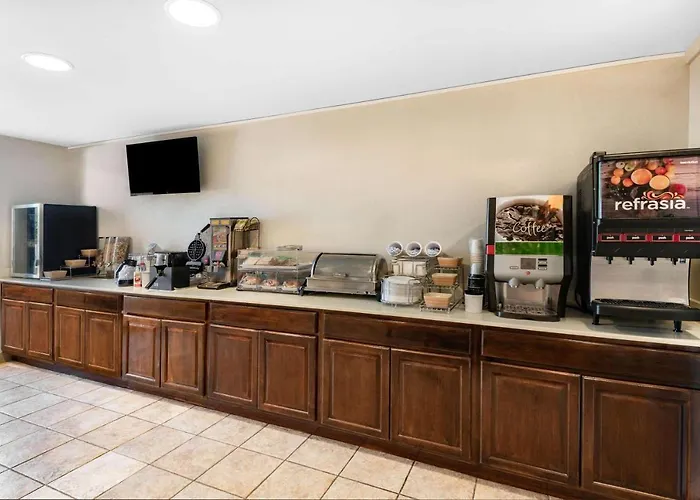 Baymont By Wyndham Farmington Hotel