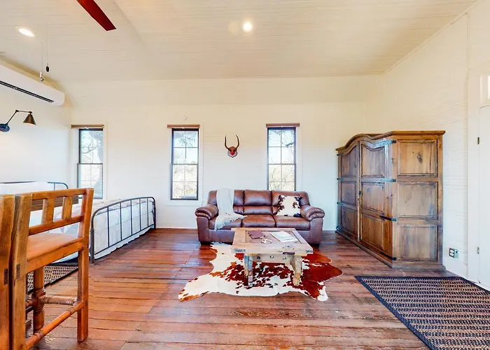 Honey Creek School House Hotel Fredericksburg