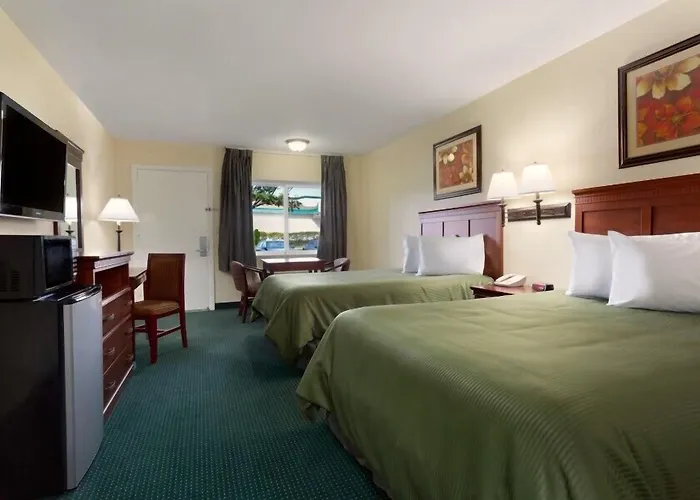 Travelodge By Wyndham Orange County Airport/ Costa Mesa