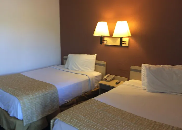 Travelodge By Wyndham Raton