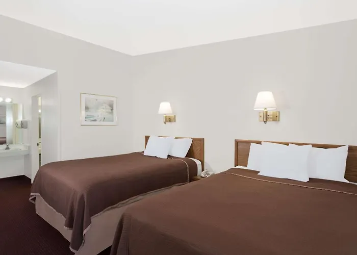 Howard Johnson By Wyndham Vero Beach / Downtown