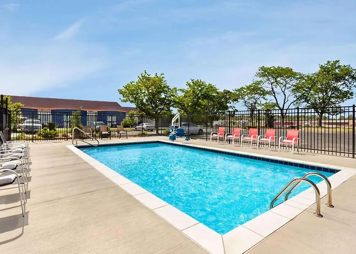 Super 8 By Wyndham Lenexa Overland Park Area/Mall Area