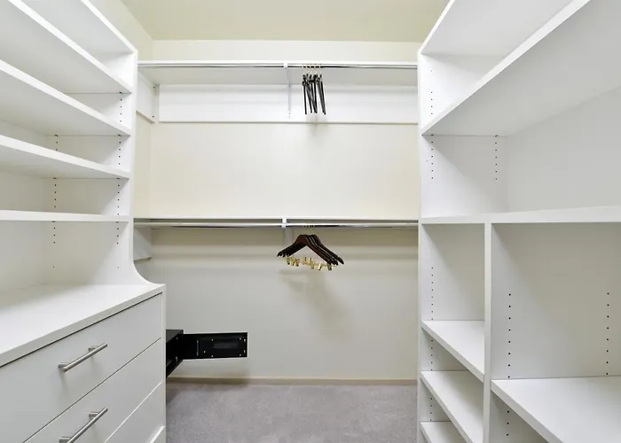 Grand Eastonian Hotel & Suites