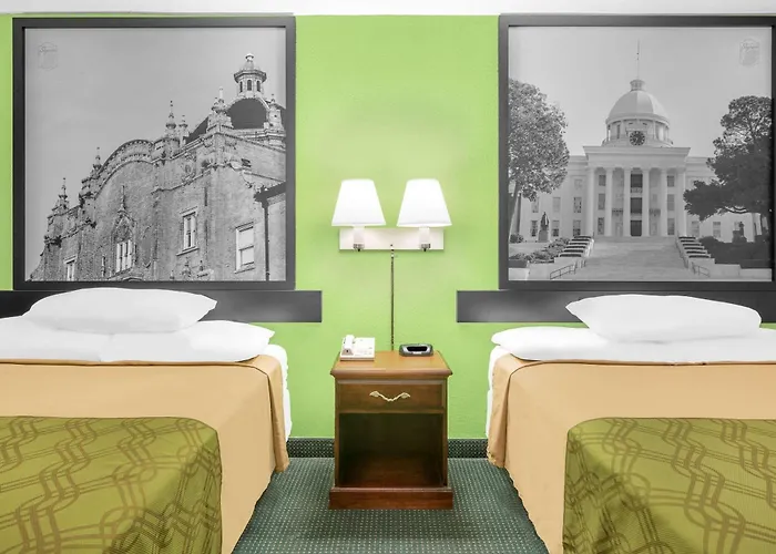 Super 8 By Wyndham Mobile Hotel