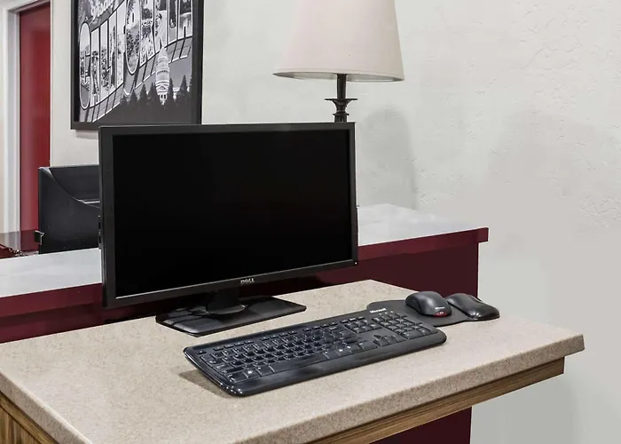 Super 8 By Wyndham Visalia Hotel