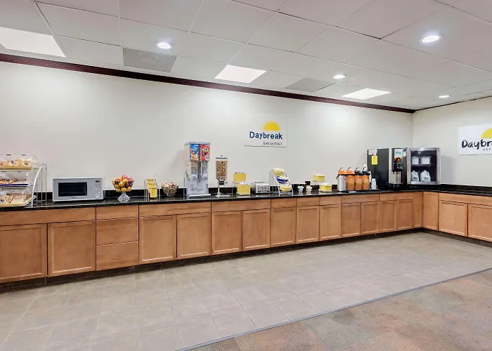 Days Inn By Wyndham Montgomery Near Aum