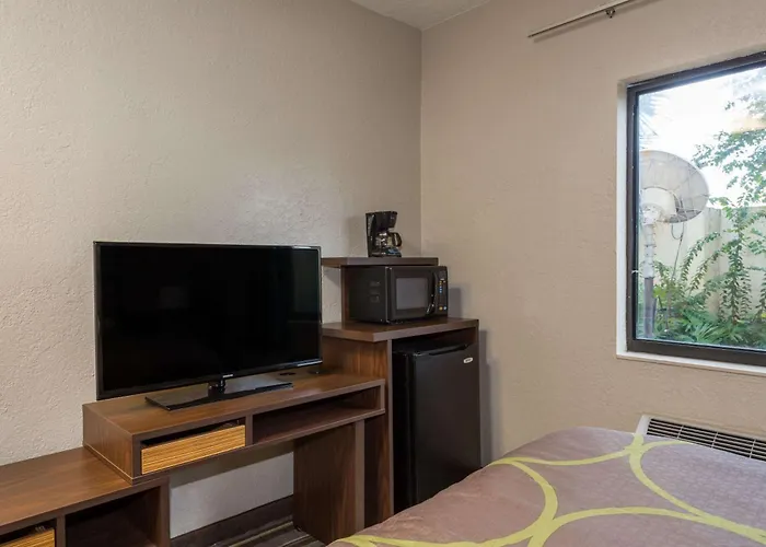 Super 8 By Wyndham Pompano Beach