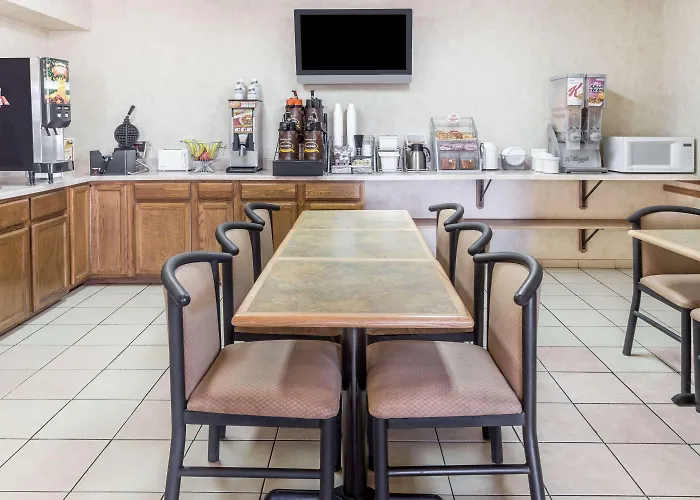 Super 8 By Wyndham Woodstock Hotel