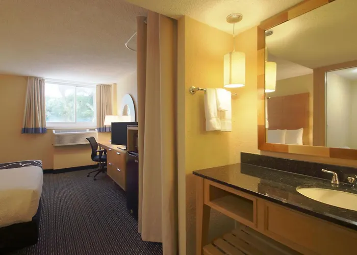 La Quinta I-95 Deerfield Beach - Next To The Home Depot & Behind The Wawa