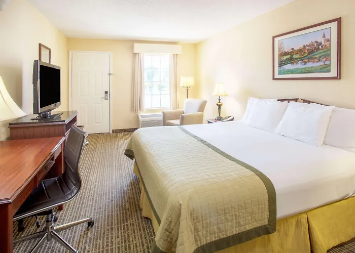 Baymont By Wyndham Dunn Hotel