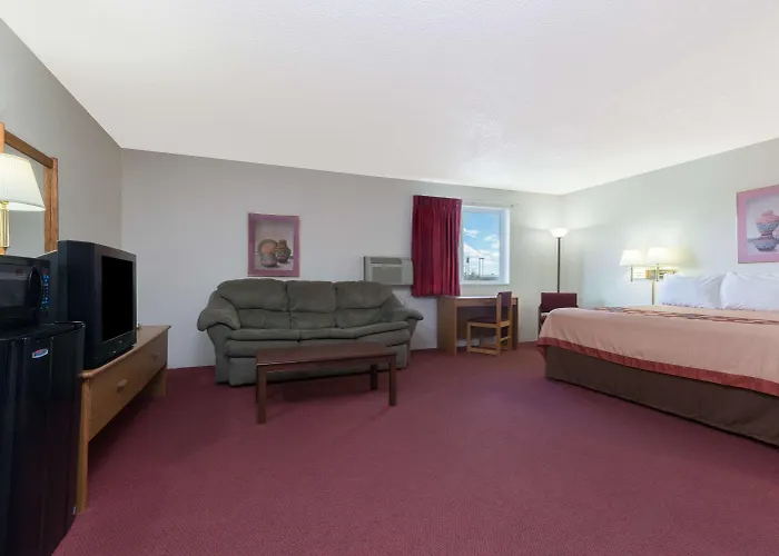 Super 8 By Wyndham Raton Hotel