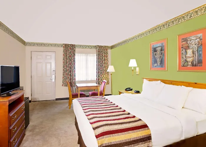 Days Inn & Suites By Wyndham Starkville