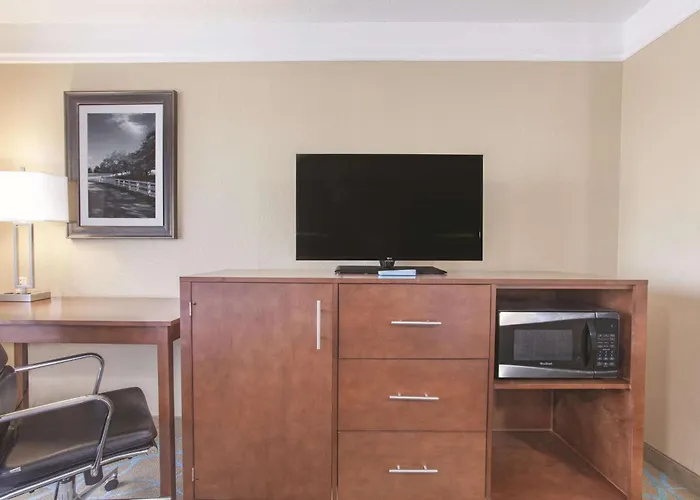 La Quinta By Wyndham Elizabethtown Hotel