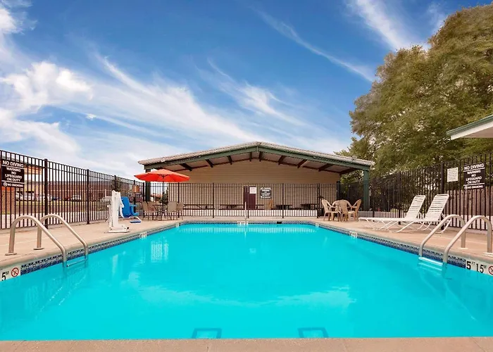 Super 8 By Wyndham Siloam Springs Motel