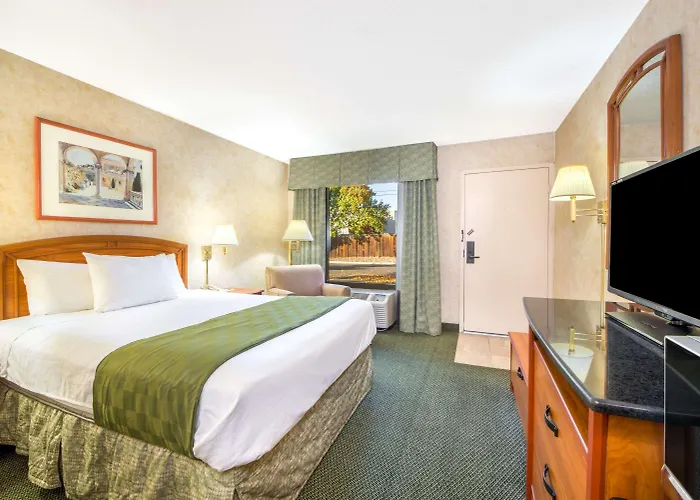 Days Inn & Suites By Wyndham Albuquerque North