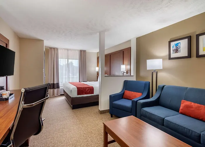 Comfort Suites Speedway - Kansas City