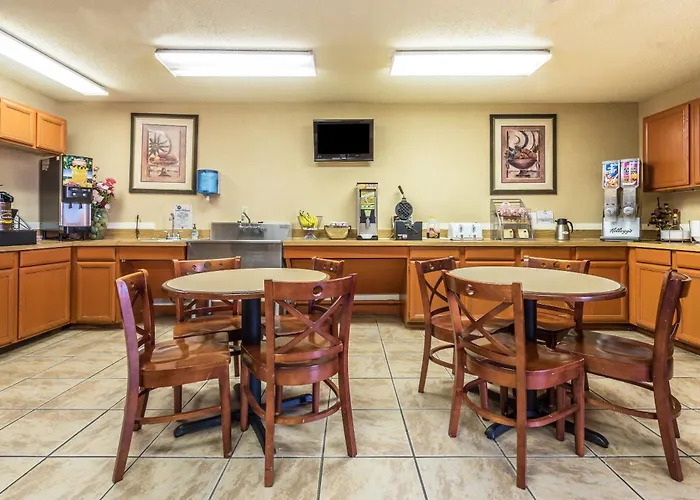 Super 8 By Wyndham Denton Hotel