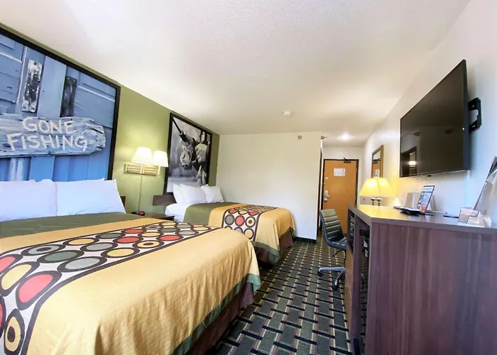 Super 8 By Wyndham Newport News/Jefferson Ave. Hotel