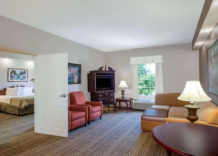 Baymont By Wyndham Lafayette Airport Hotel