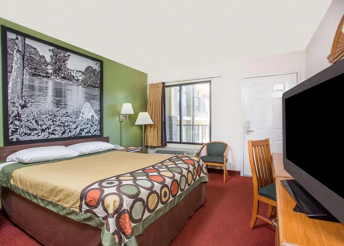 Super 8 By Wyndham Lavonia Hotel