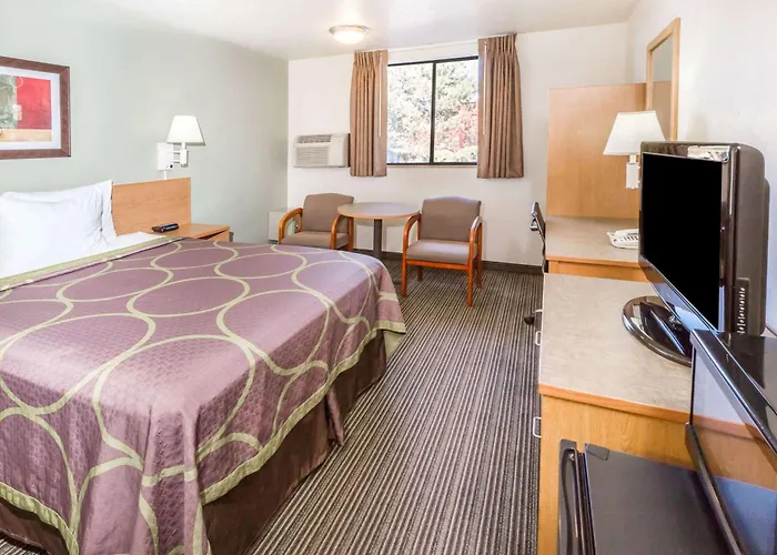 Super 8 By Wyndham Bend Hotel