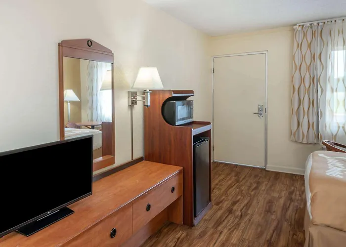 Days Inn By Wyndham Clarksville Tn