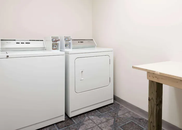 Super 8 By Wyndham Salina Hotel