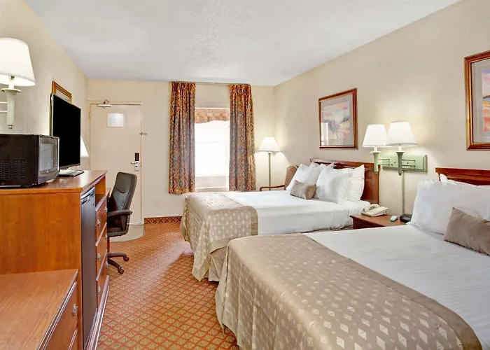 Ramada By Wyndham West Memphis Hotel