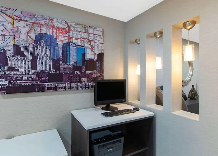 La Quinta By Wyndham Blue Springs Hotel