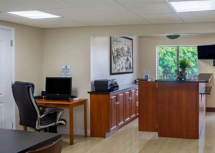 Super 8 By Wyndham Bradenton Sarasota Area Motel