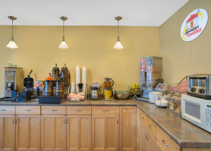 Super 8 By Wyndham Augusta Hotel