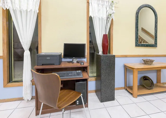 Super 8 By Wyndham Norfolk Motel