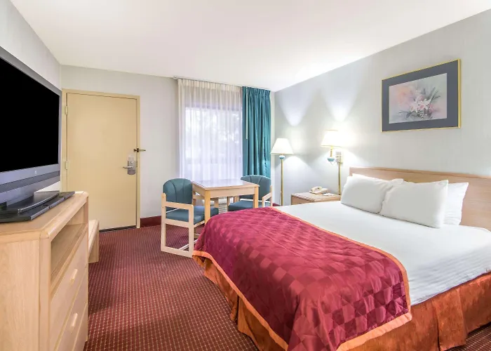 Baymont By Wyndham Topeka