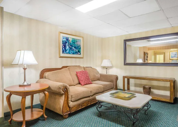 Super 8 By Wyndham Bentonville