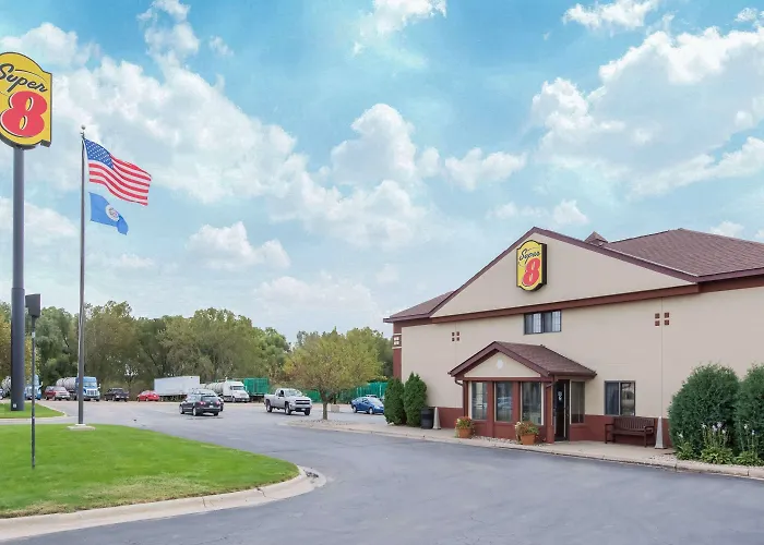 Super 8 By Wyndham Fairmont Hotel