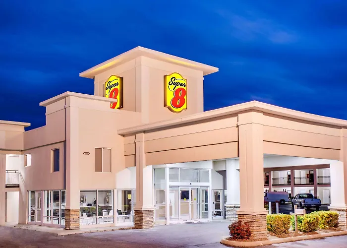 Super 8 By Wyndham Dalton Hotel