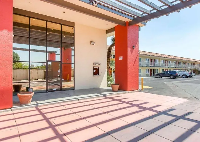 Baymont By Wyndham Bakersfield Hotel