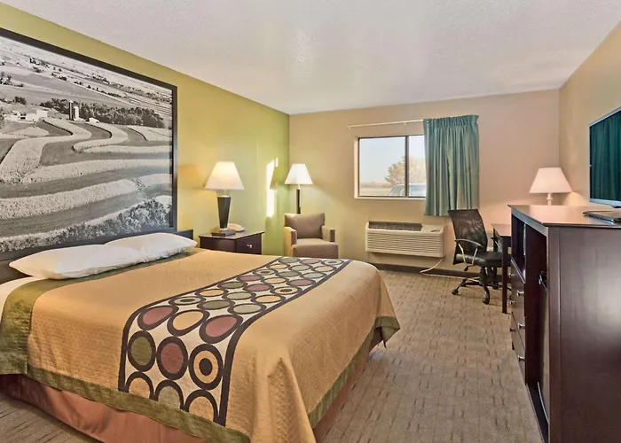 Super 8 By Wyndham Rochelle Hotel