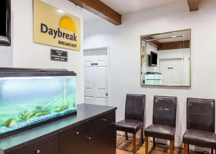 Days Inn By Wyndham Castaic Six Flags Magic Mountain