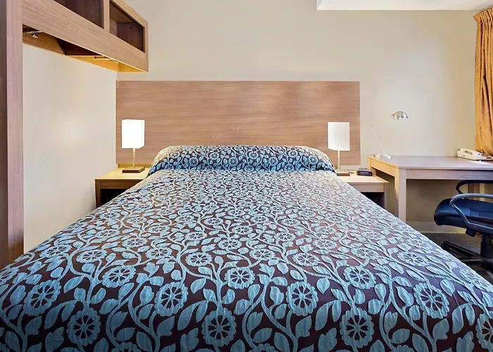 Days Inn By Wyndham Winona