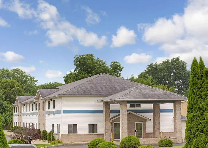 Super 8 By Wyndham Heath/Newark Hotel