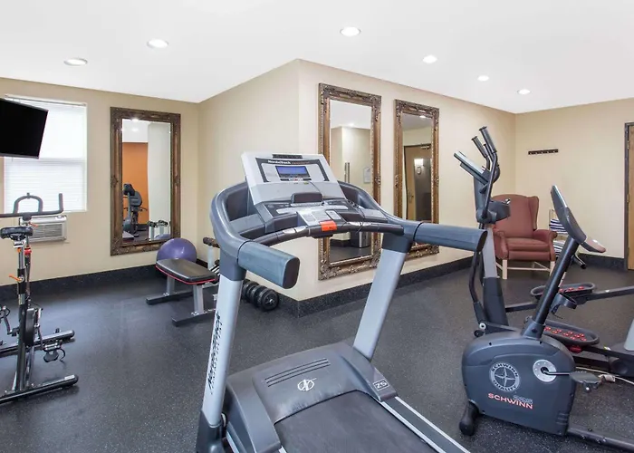 Baymont By Wyndham Muskegon Hotel