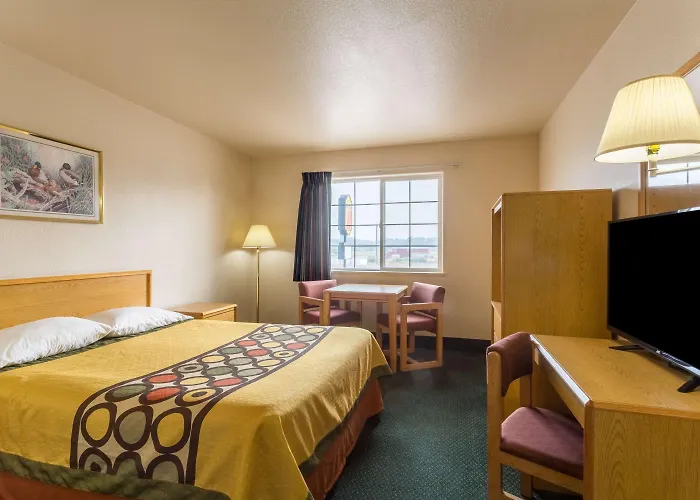 Super 8 By Wyndham Hamilton Hotel