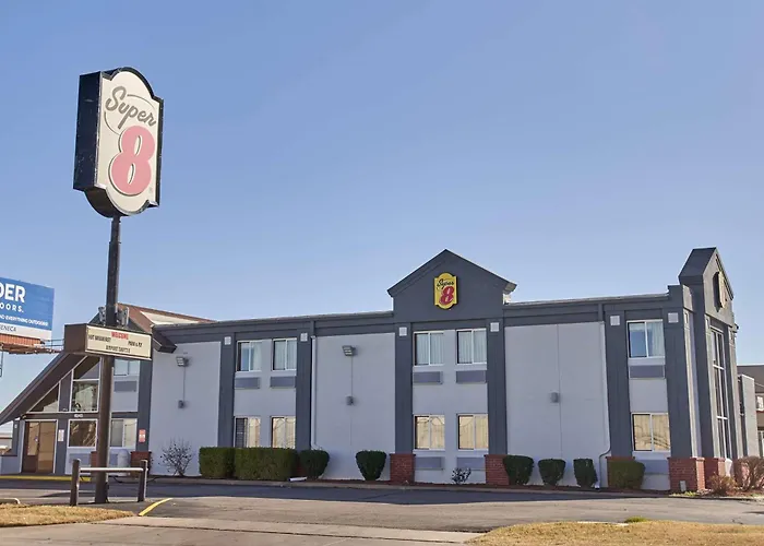 Super 8 By Wyndham Wichita Airport West Kellogg Motel